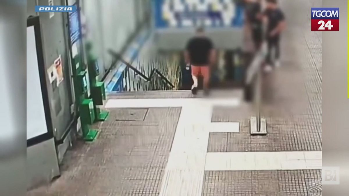calci e pugni per rubargli la collanina l aggressione in stazione a milano
