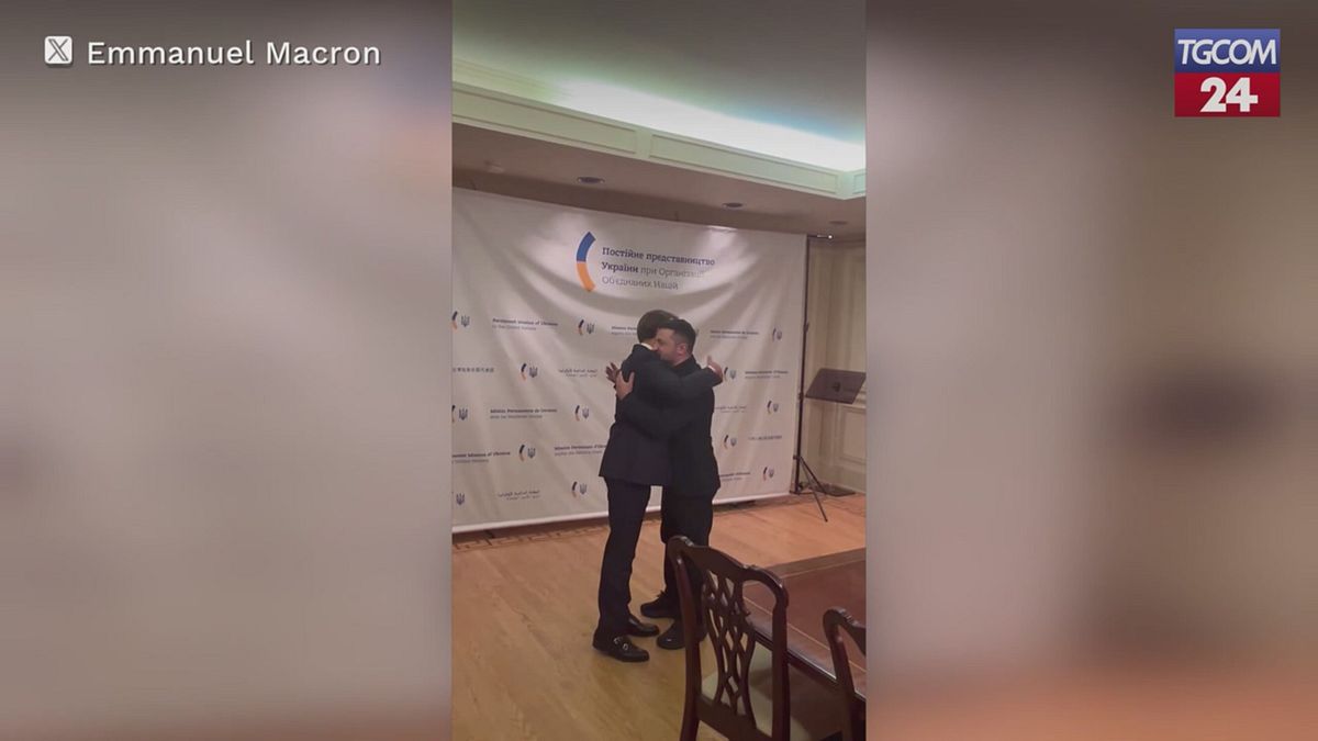 La battuta di Zelensky a Macron: "Pensavo fossi di nuovo bloccato nel traffico"
