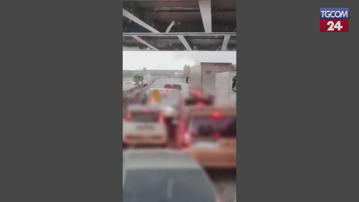 grandine in autostrada lo sfogo del camionista contro chi si ferma in mezzo alla corsia sotto i cavalcavia