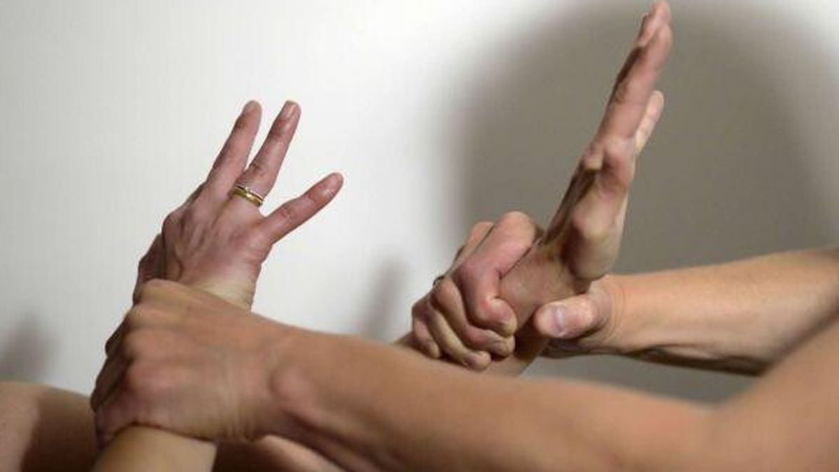 alessandria coltellate a moglie e figlio con forza blanda e lieve cade l accusa di tentato omicidio per un 46enne