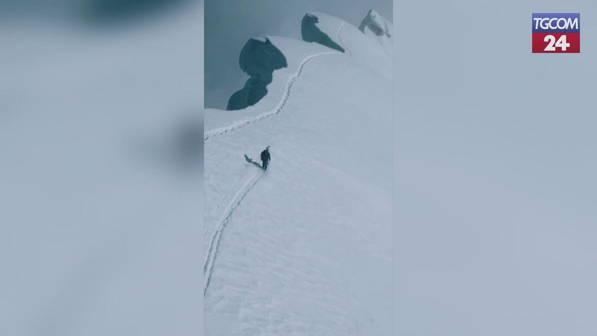 l impresa di andrzej bargiel scende dalla vetta dell everest con gli sci senza ossigeno