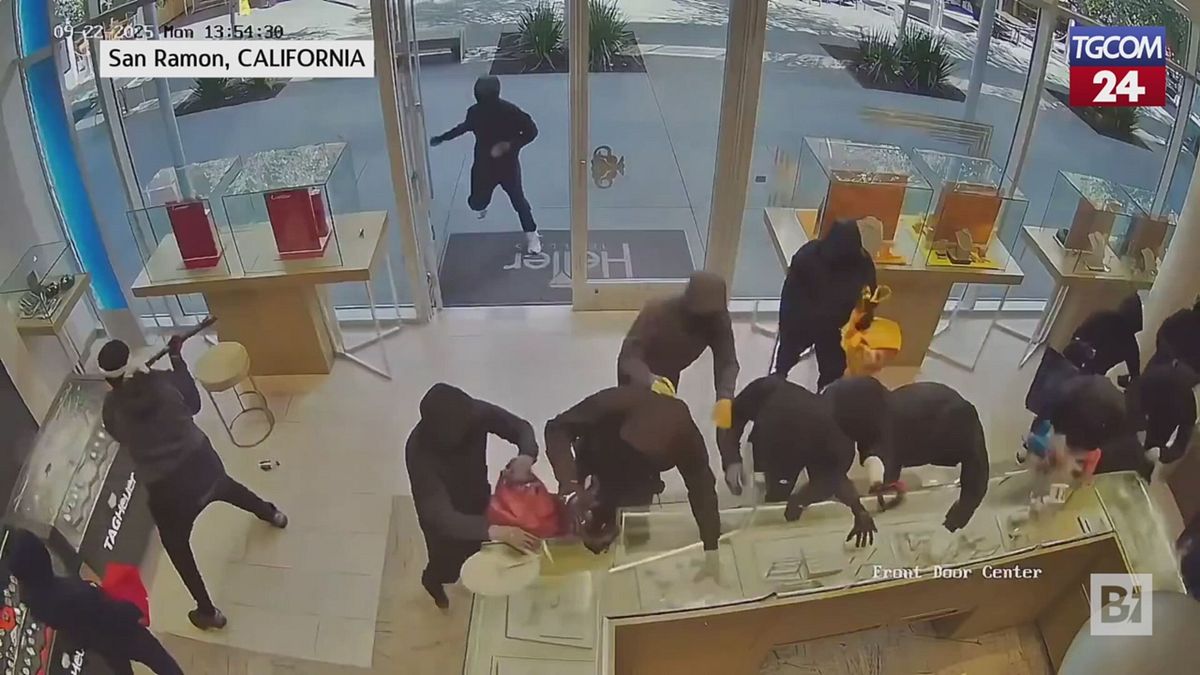 california in 20 armati e incappucciati assaltano una gioielleria