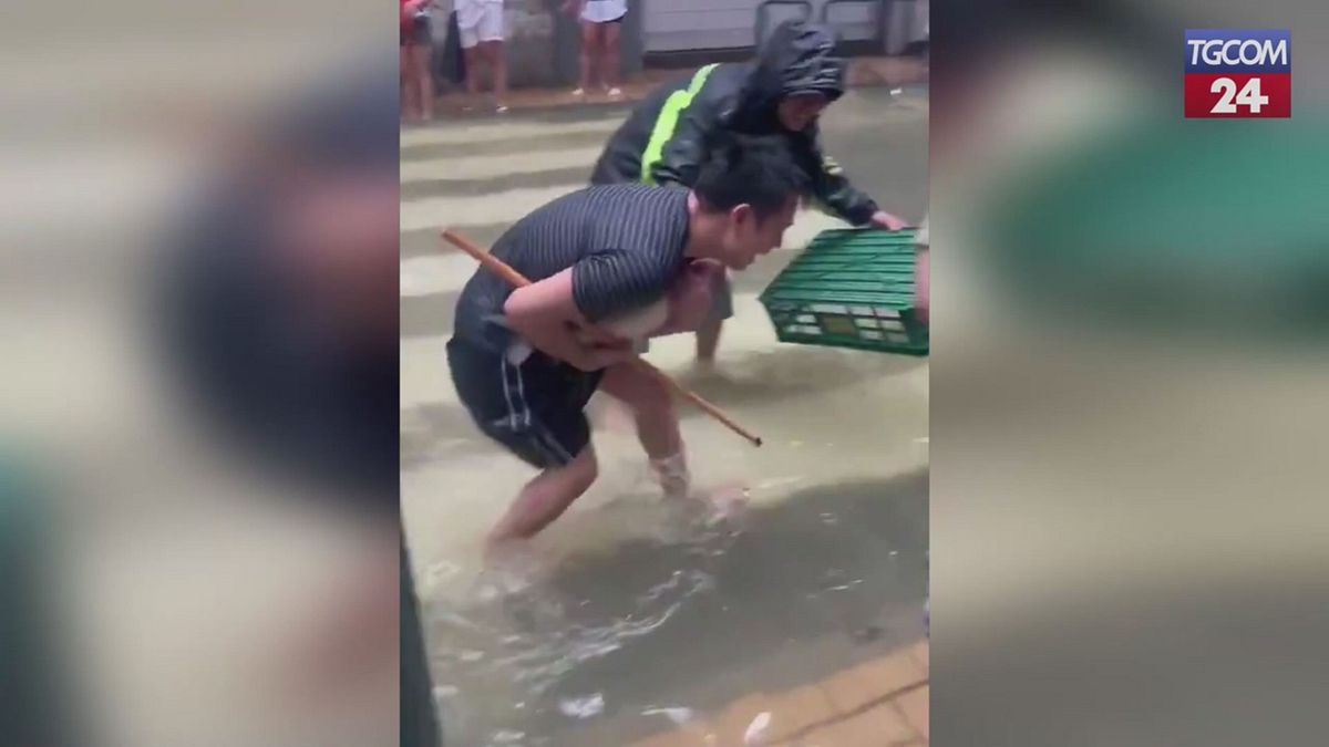 Macao, dopo il passaggio del tifone Ragasa si pesca in strada