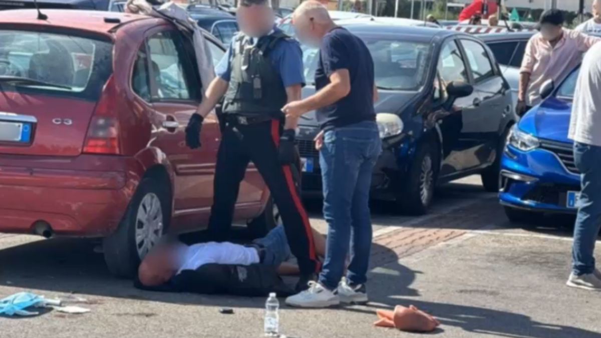 la rapina gli spari i feriti terrore in un centro commerciale nel barese
