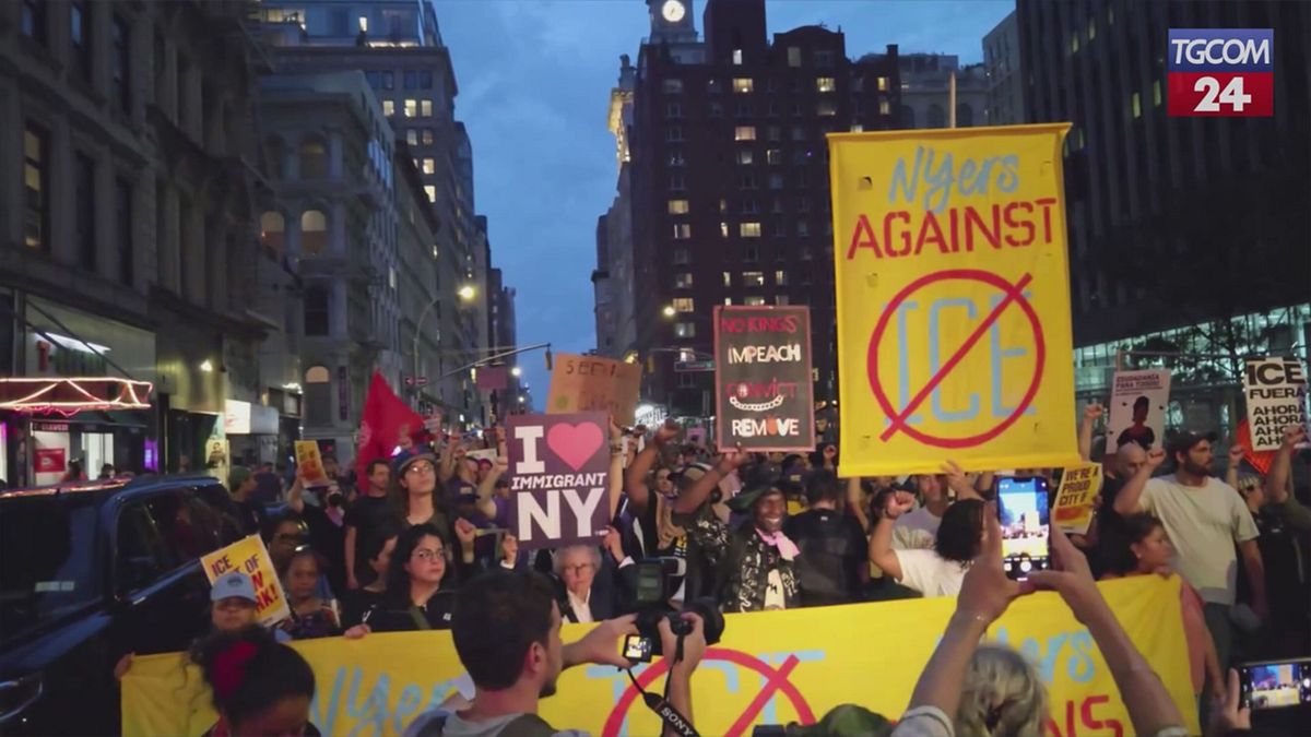 manhattan protesta contro l agenzia ice manifestanti davanti al 26 federal plaza