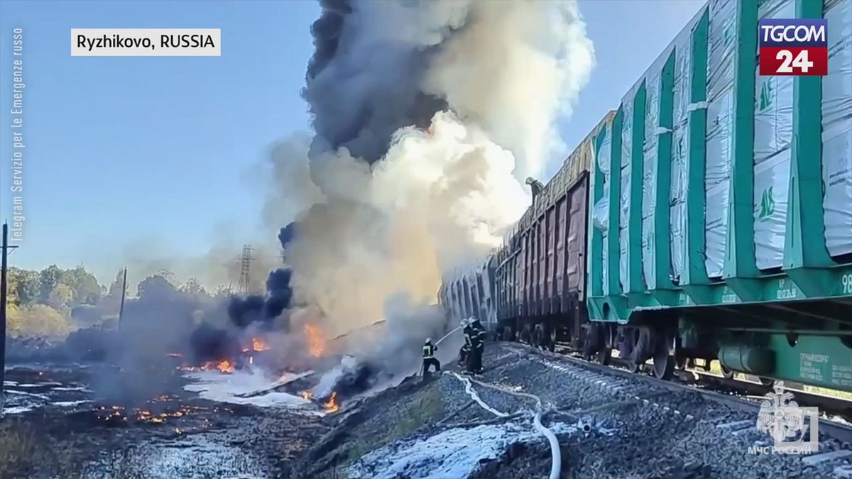 russia treno in fiamme dopo lo scontro con un camion a un passaggio a livello