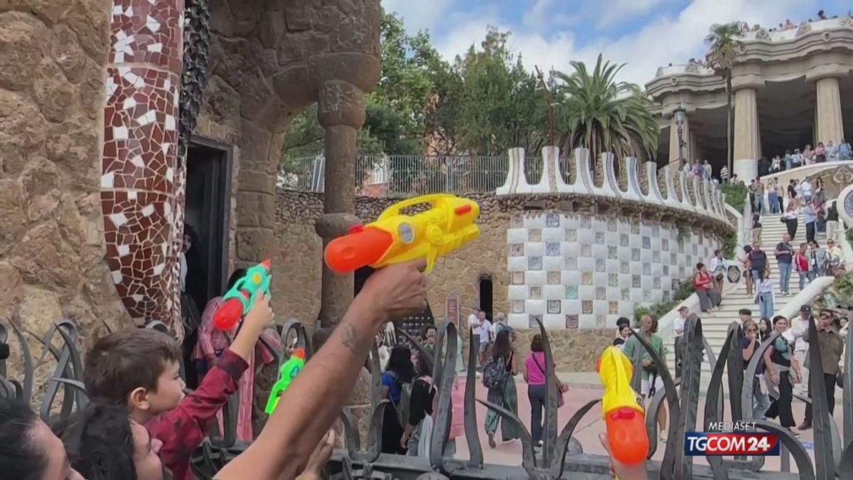 barcellona pistole d acqua contro i turisti