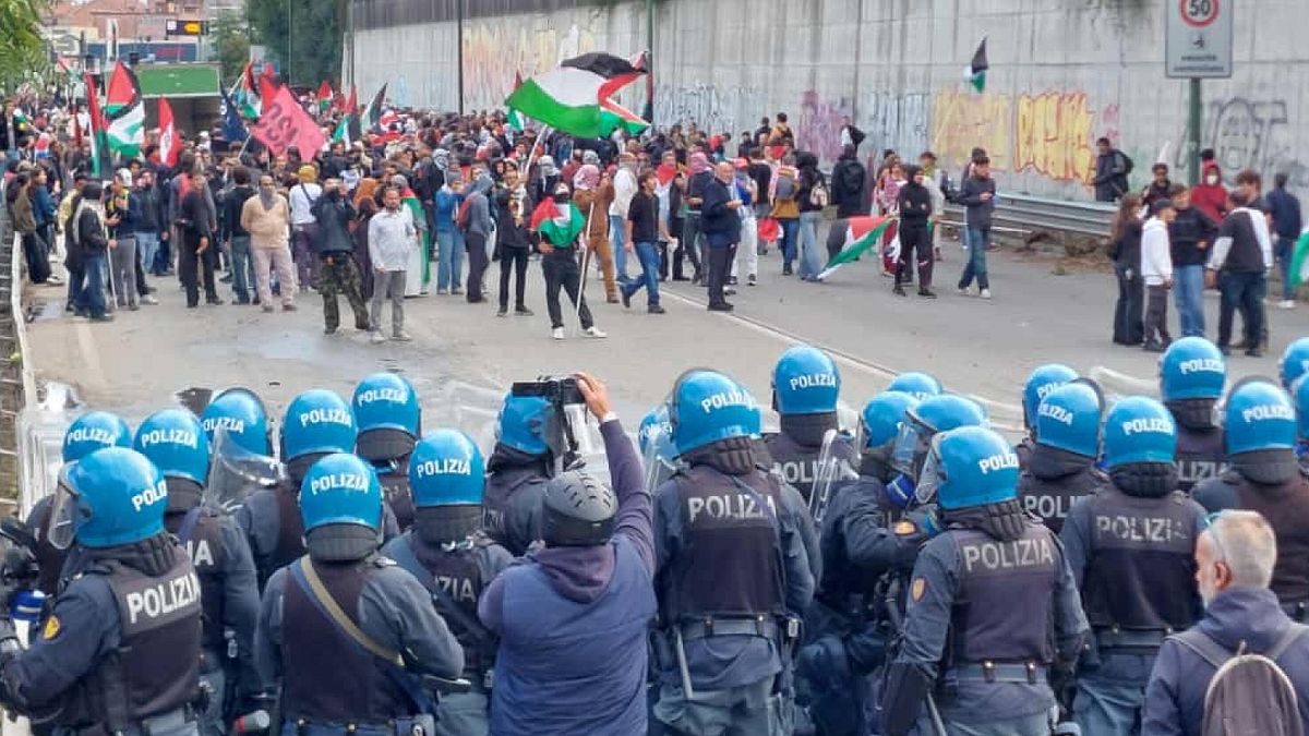 torino manifestanti pro pal diretti all aeroporto cercano di forzare il blocco della polizia scontro con gli agenti