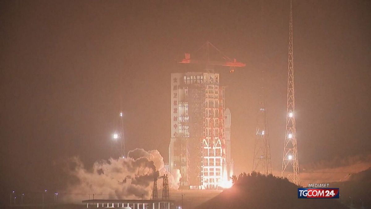 La Cina lancia un gruppo di satelliti nello spazio