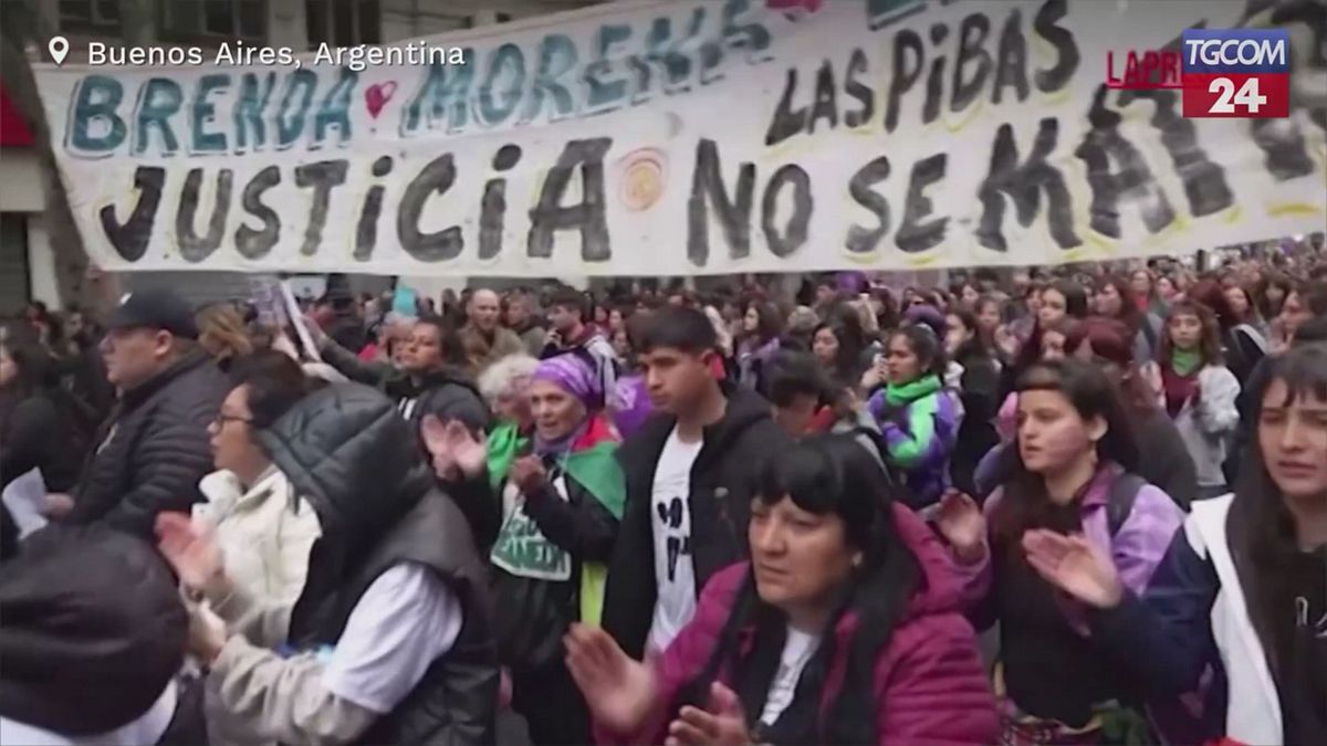 argentina migliaia in marcia per chiedere giustizia per tre donne uccise