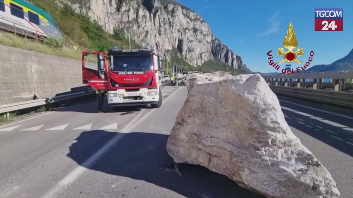 Tragedia sfiorata nel Lecchese: il grande masso caduto sulla ferrovia e poi in strada è stato rimosso