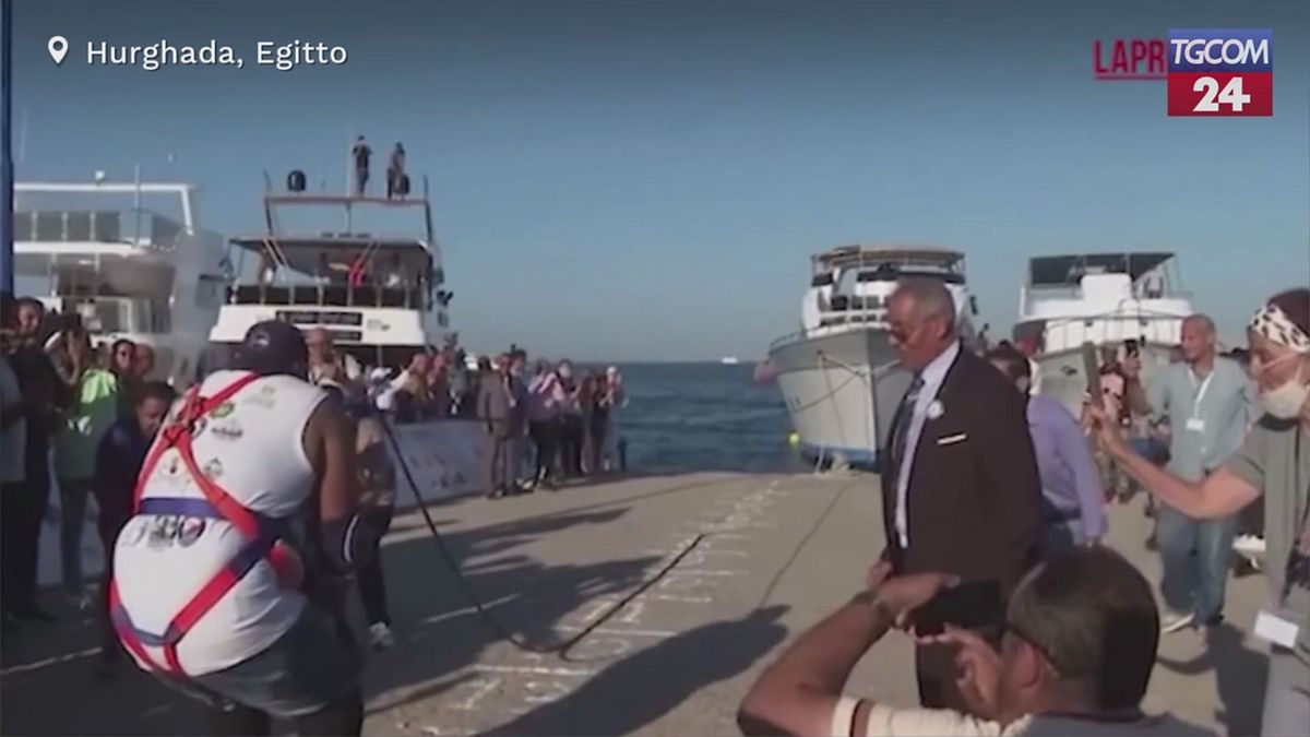 Egitto, trascina una nave con i denti: l