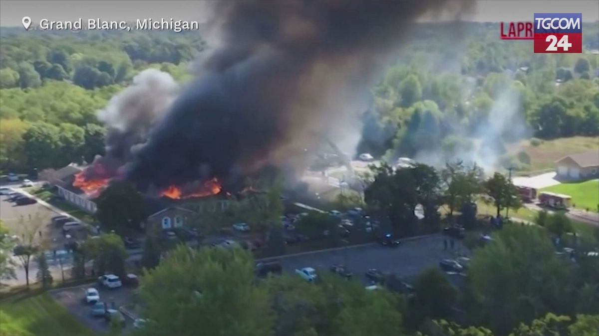 michigan in fiamme una chiesa mormone le immagini dall alto