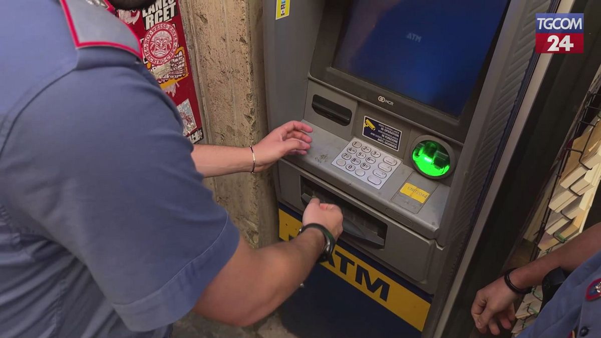 Ecco come i ladri clonano i bancomat e rubano i codici: il video dei carabinieri