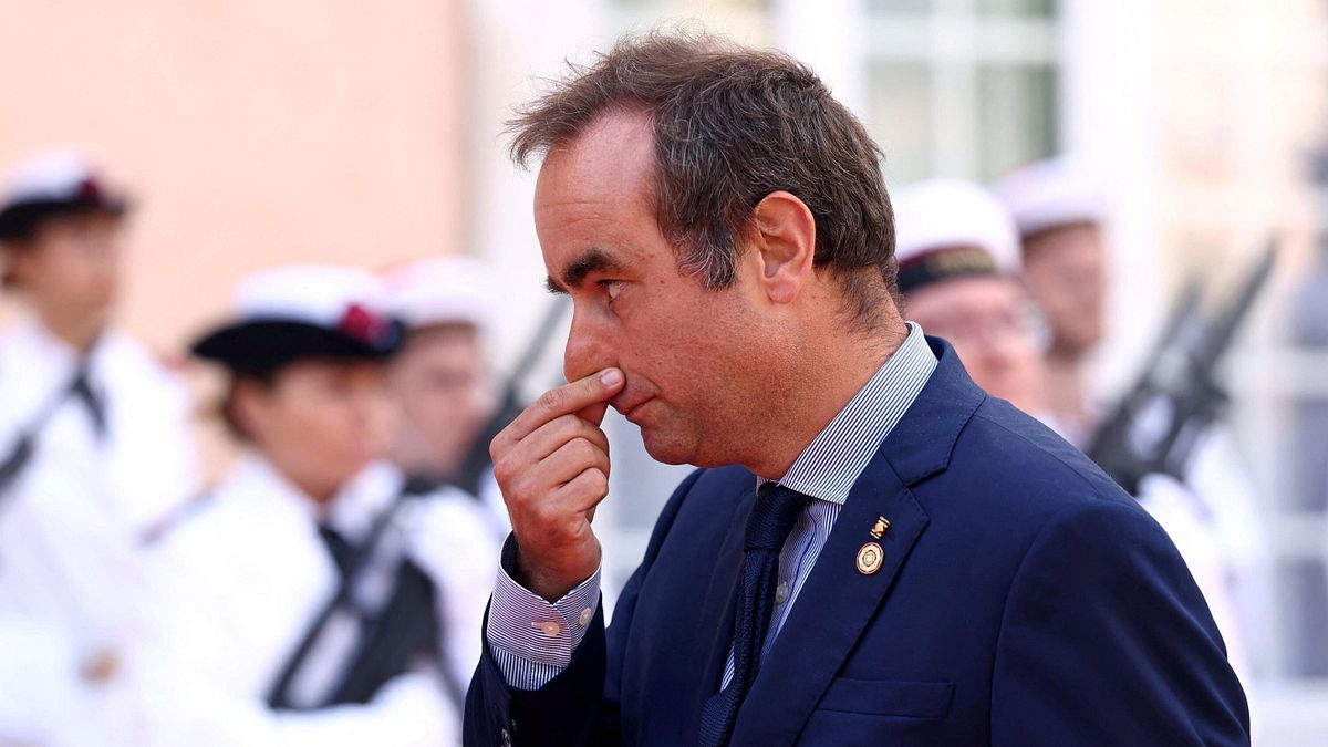 Francia, denuncia per falso contro il neopremier Lecornu: "Non ha il master come sostiene"
