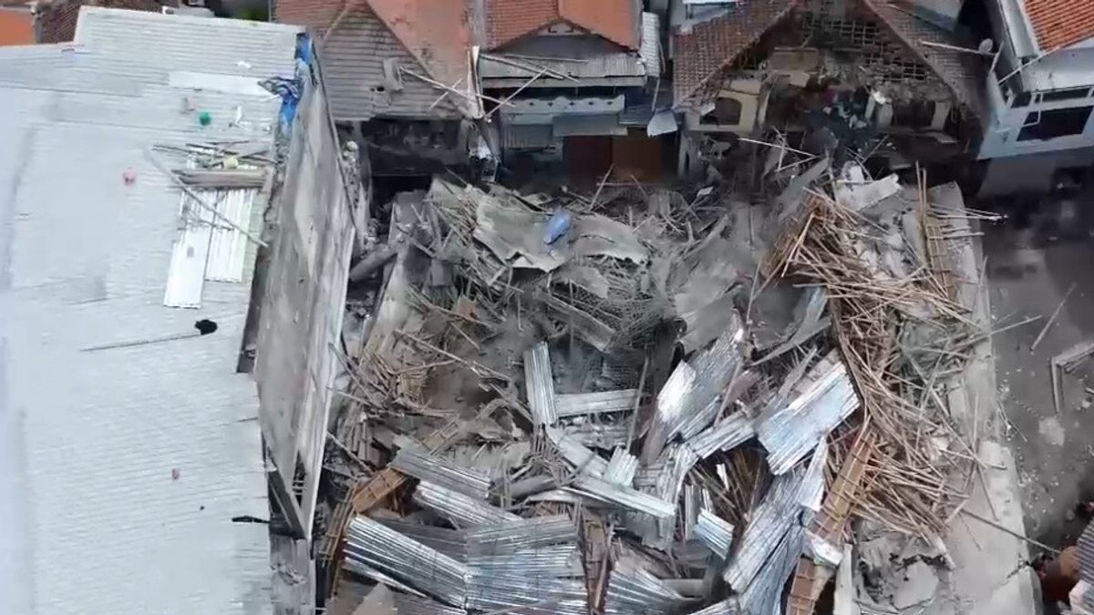 crolla scuola in indonesia tre morti e oltre 100 feriti