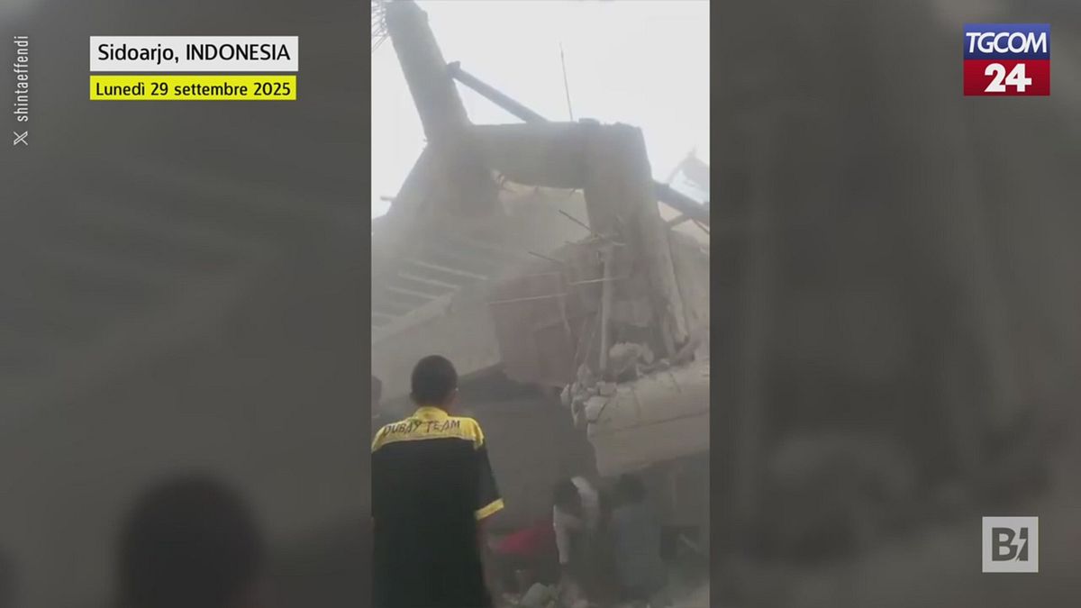 Indonesia, decine di studenti sotto le macerie