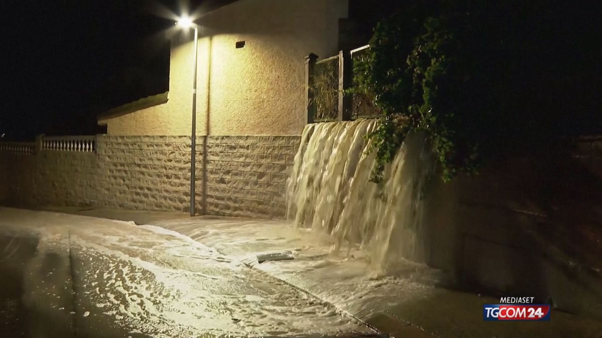 Tempesta sulla Spagna, pompieri salvano una famiglia