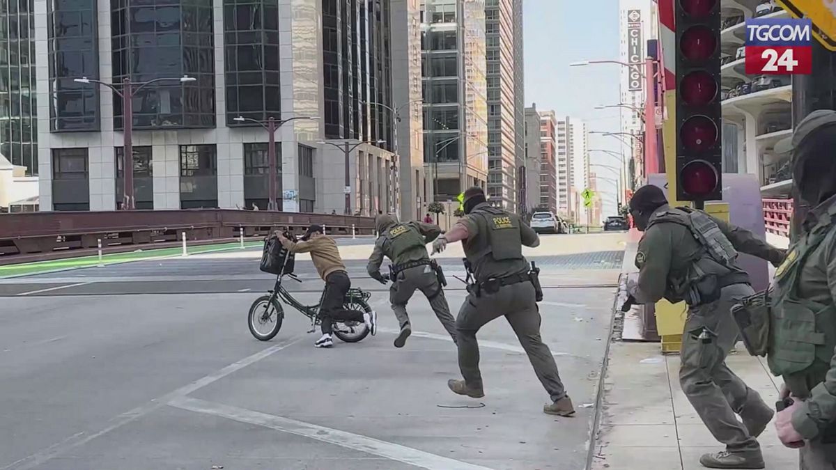 chicago rider in bici sfugge a una decina di agenti ice il video diventa virale