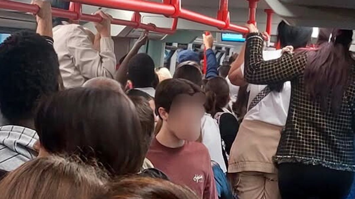 Napoli, treno affollato e tensioni tra i passeggeri: arrivano le forze ordine