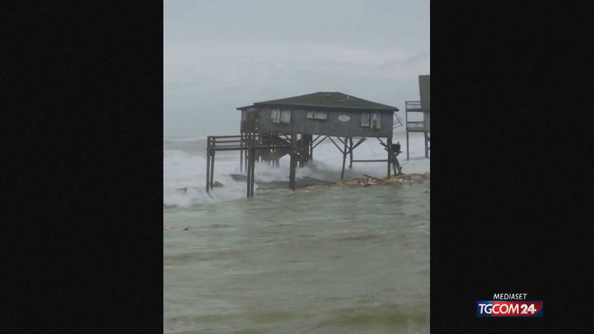usa l uragano fa crollare le case nell oceano