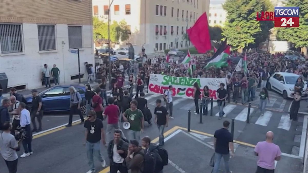 roma al corteo pro pal lancio di vernice e petardi contro il rettorato alla sapienza