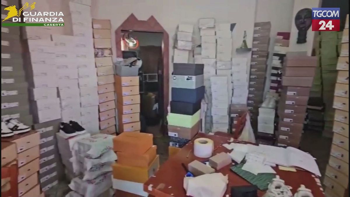 napoli sequestrata a pomigliano la boutique del falso da un milione di euro
