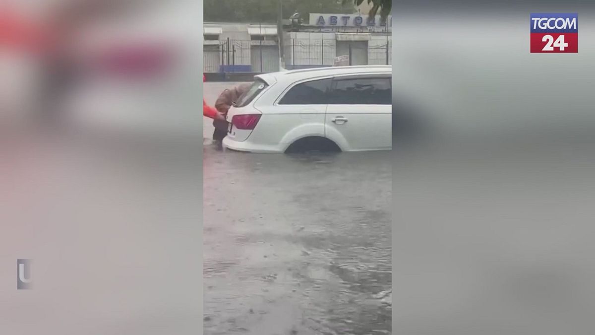 ucraina odessa colpita da piogge torrenziali inondazioni e crolli
