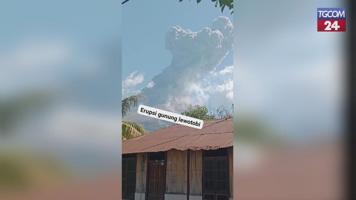 Indonesia, nuova eruzione del monte Lewotobi: nube di cenere fino a 2mila metri