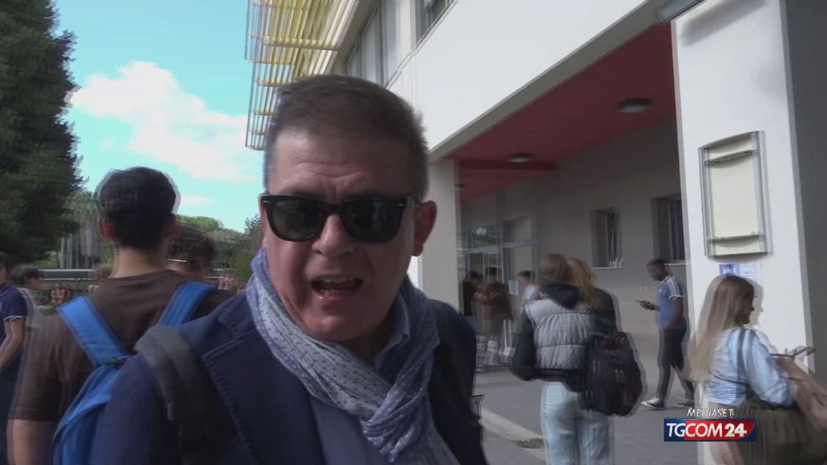 Pisa, torna a fare lezione il prof aggredito da"alcuni studenti pro Pal