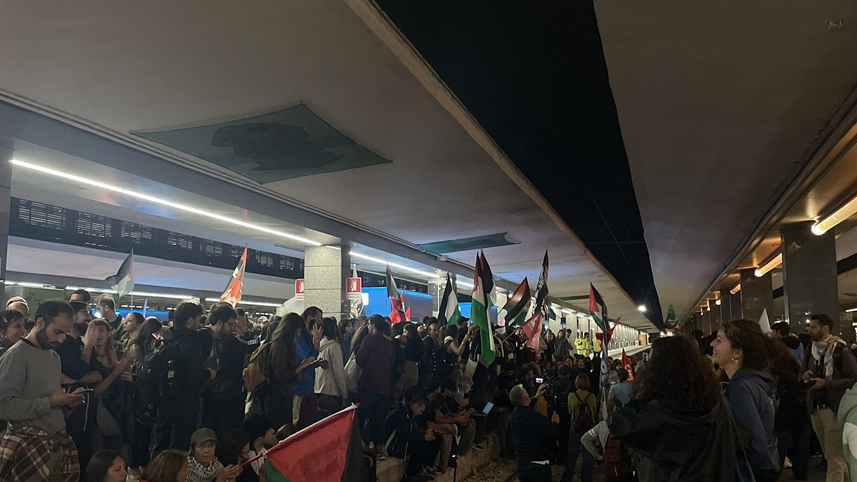 I pro Pal bloccano la stazione a Napoli | Il sindacato Usb: "Venerdì sciopero generale" | Gaza, Hamas chiede modifiche al piano di pace di Trump