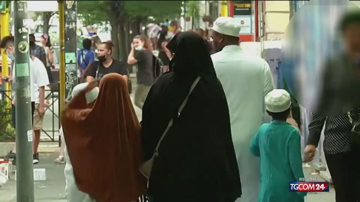 Bengalce, zorla bir düğünden döndüğünde Carabinieri tarafından kurtarıldı