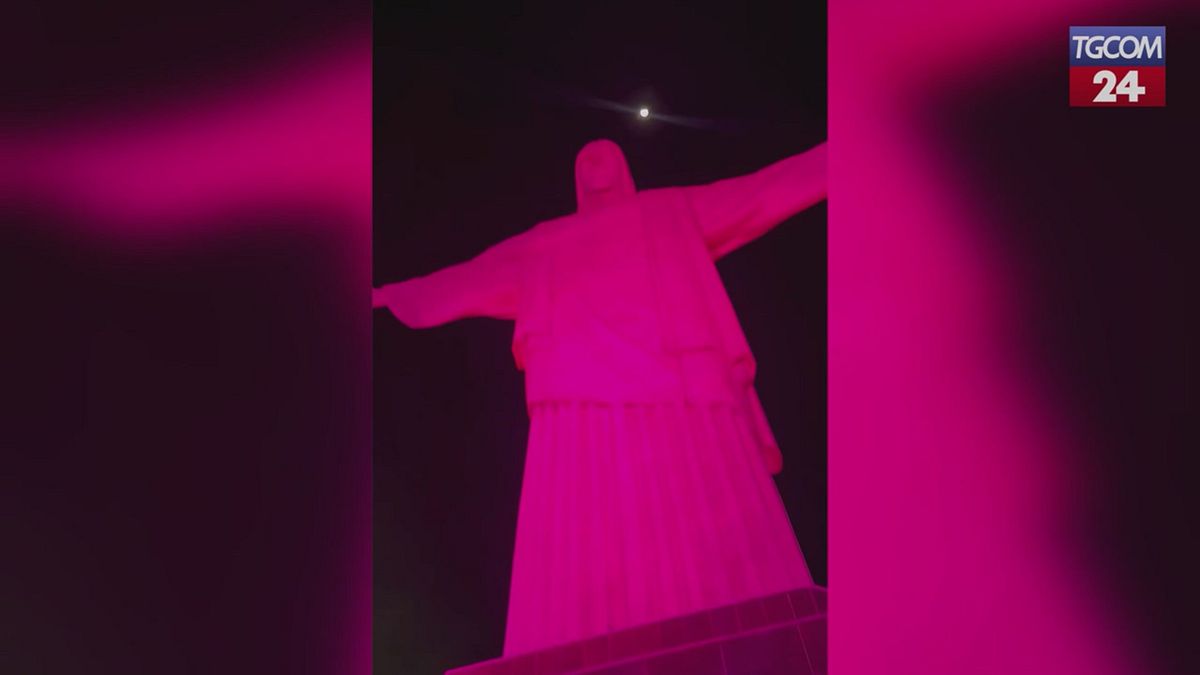 Brasile, il Cristo Redentore di Rio si tinge di rosa