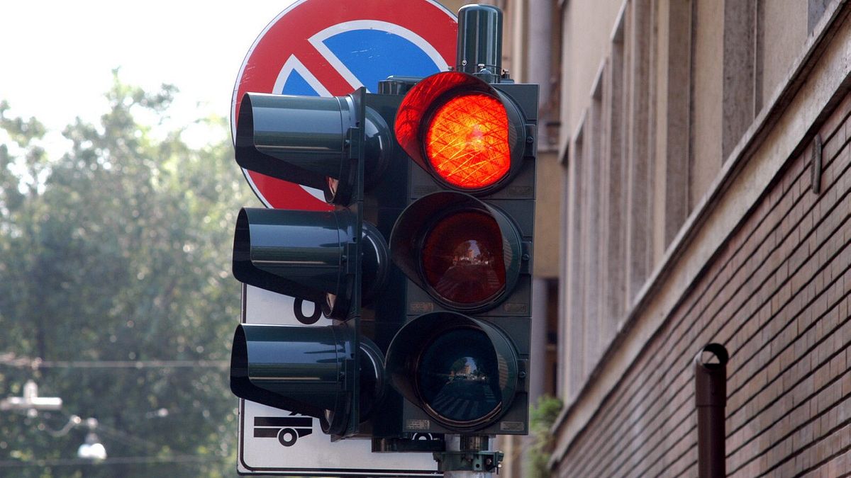 Semaforo rosso ignorato, scoppia la lite nel Torinese: accoltellato un uomo, arrestato aggressore