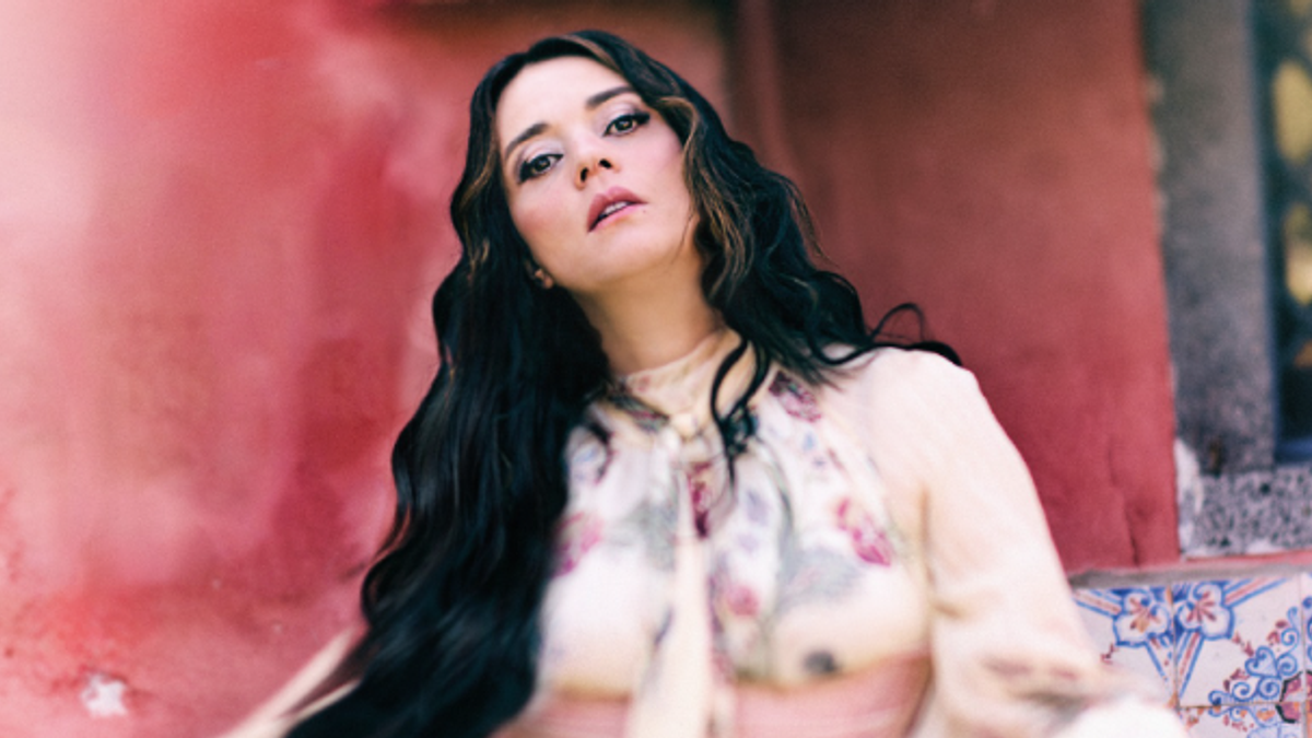 Carmen Consoli bize birden fazla dile yeni bir albüm veriyor