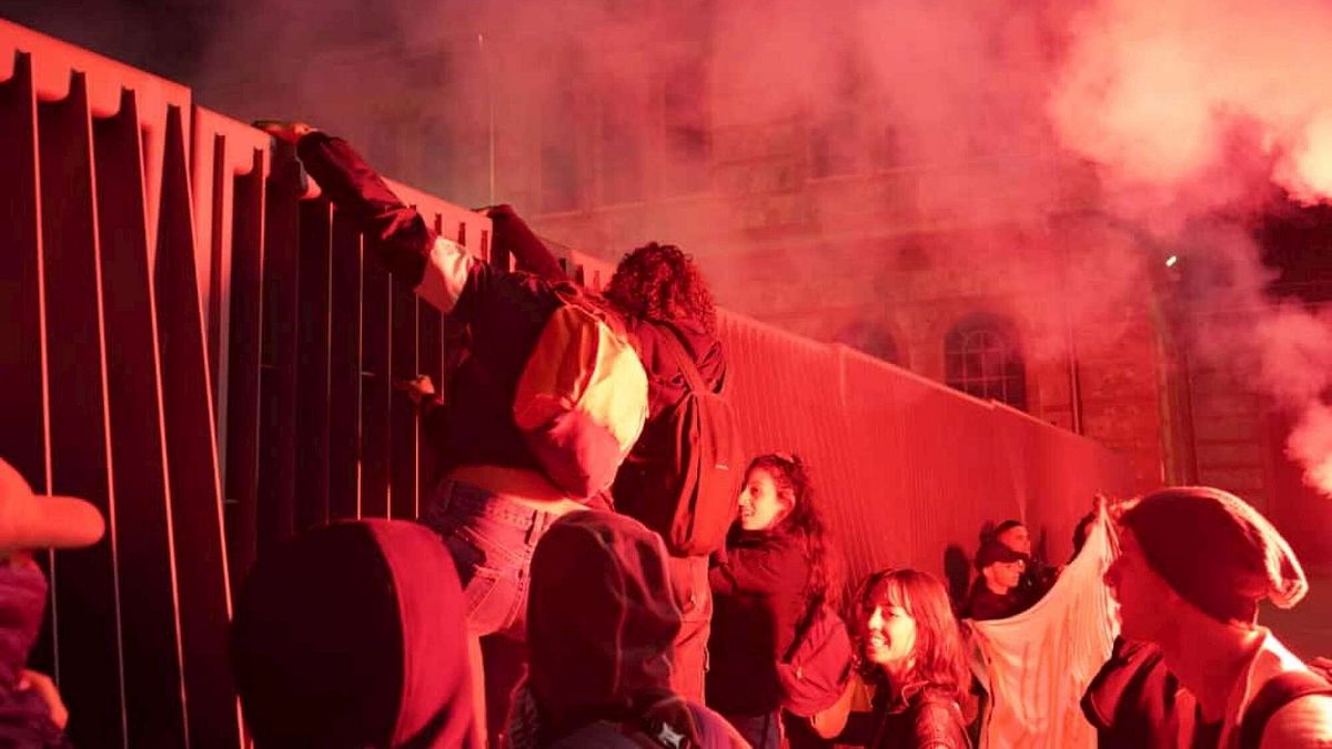 Proteste pro Pal: stop alla circolazione dei treni a Bologna, devastate le Officine grandi riparazioni a Torino | Scontri e tensioni in tutta Italia