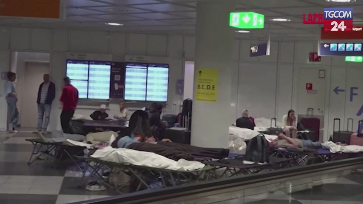 Monaco, scalo aereo chiuso: i passeggeri dormono in aeroporto