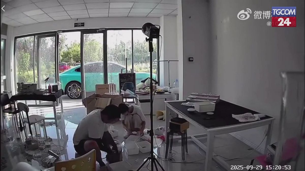 cina la berlina elettrica si muove da sola mentre 232 parcheggiata