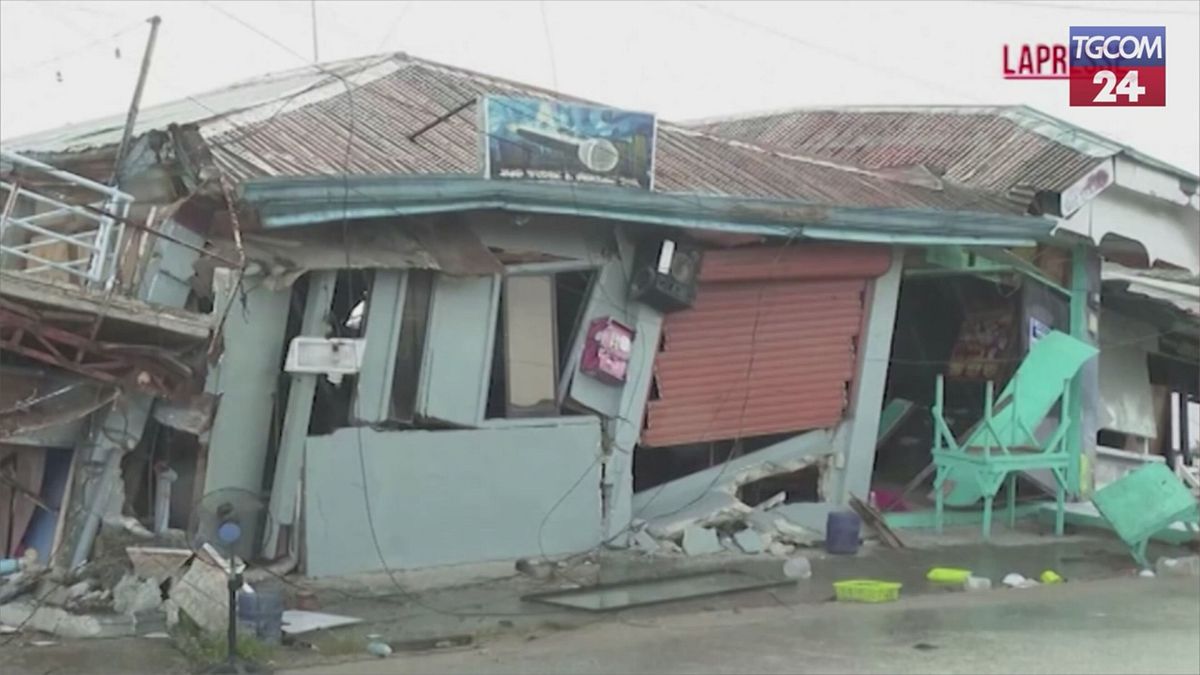 filippine le immagini delle macerie dopo il violento terremoto