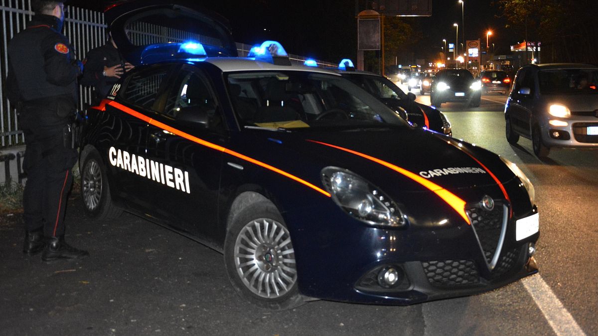 Desenzano del Garda, ferita con 3 colpi pistola e lasciata fuori dall