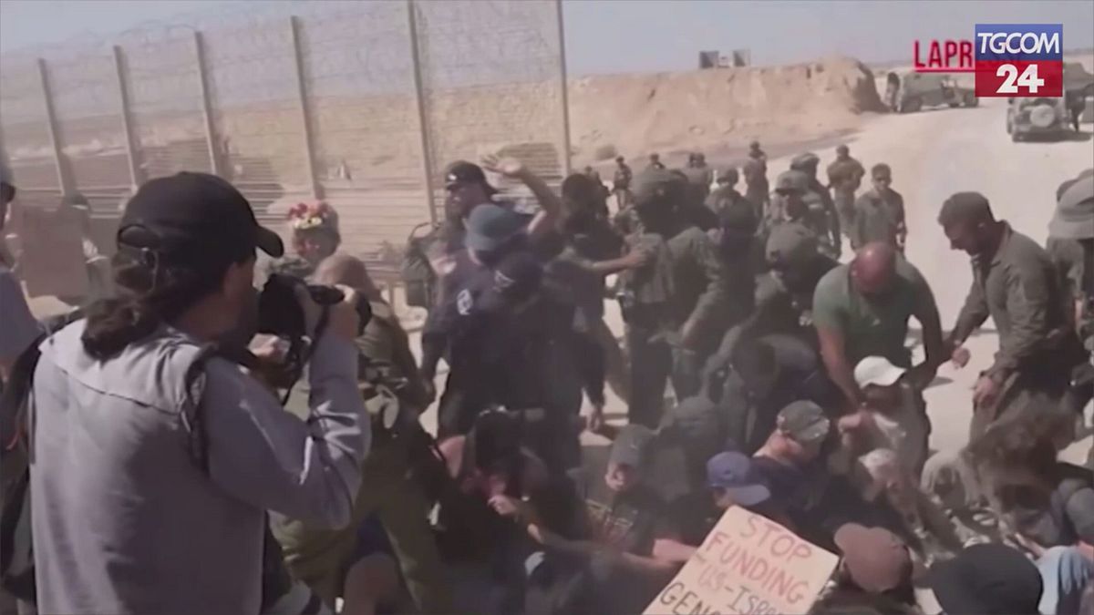 manifestanti bloccano le truppe israeliane al confine con gaza
