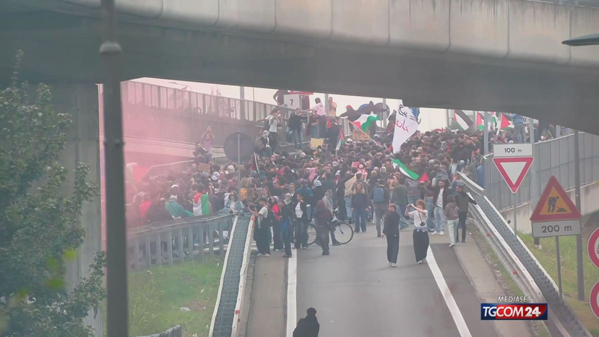 A Milano i manifestanti pro Pal bloccano la tangenziale Est