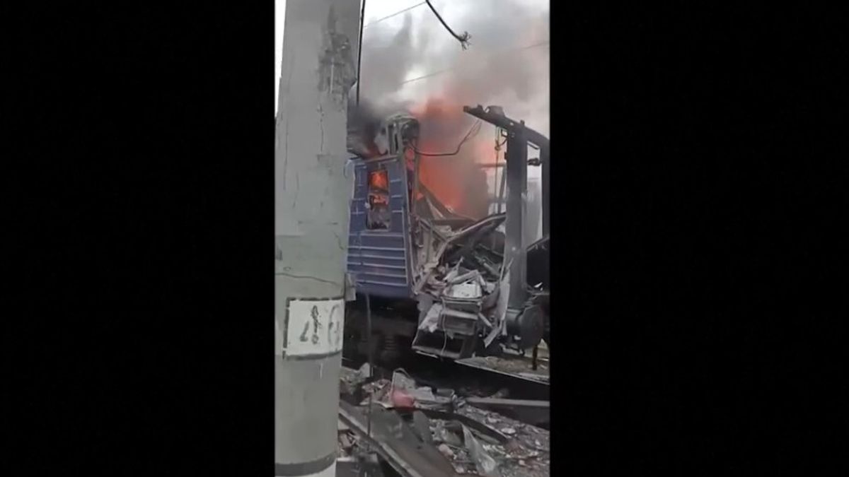 Ucraina, Zelensky: "Attacco russo alla stazione ferroviaria di Shostka, decine di feriti" | Von der Leyen: "Barbarie, Mosca mira ai civili"