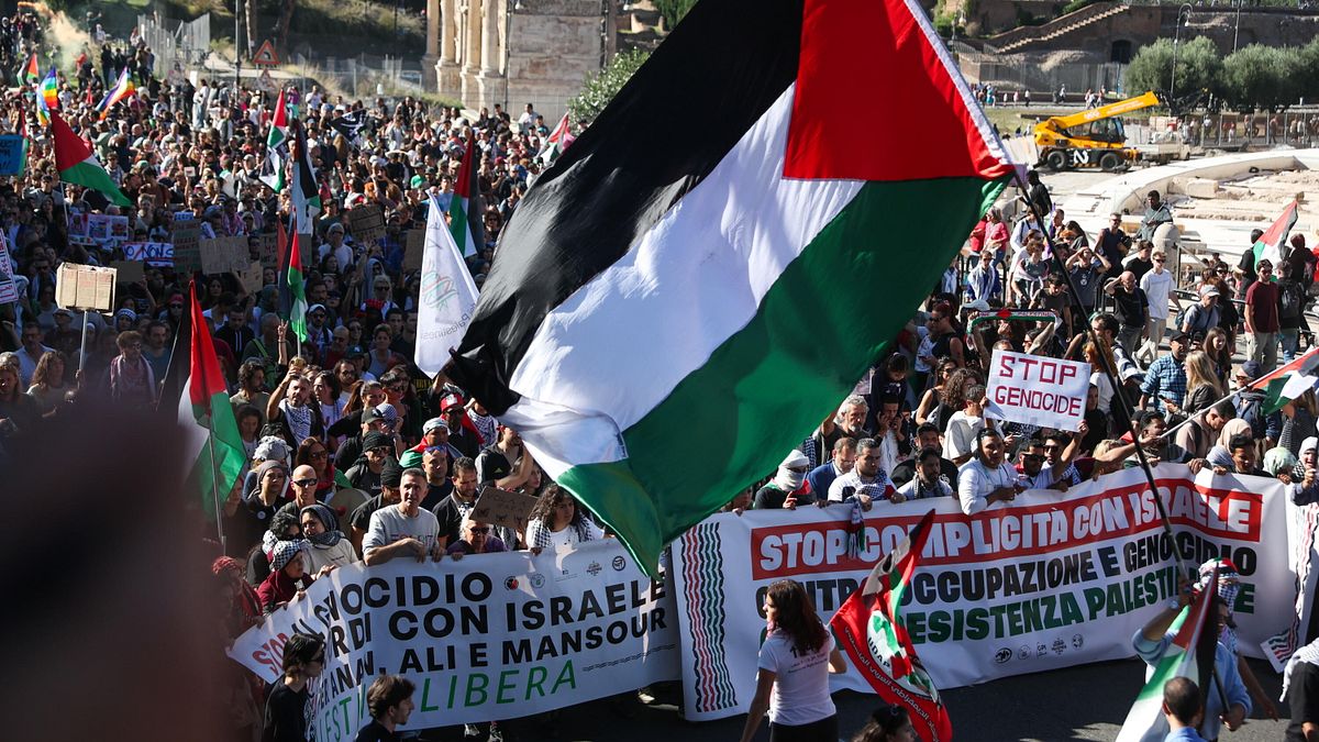gaza grande manifestazione pro pal a roma siamo un milione sequestrate maschere antigas e mazze su auto e pullman