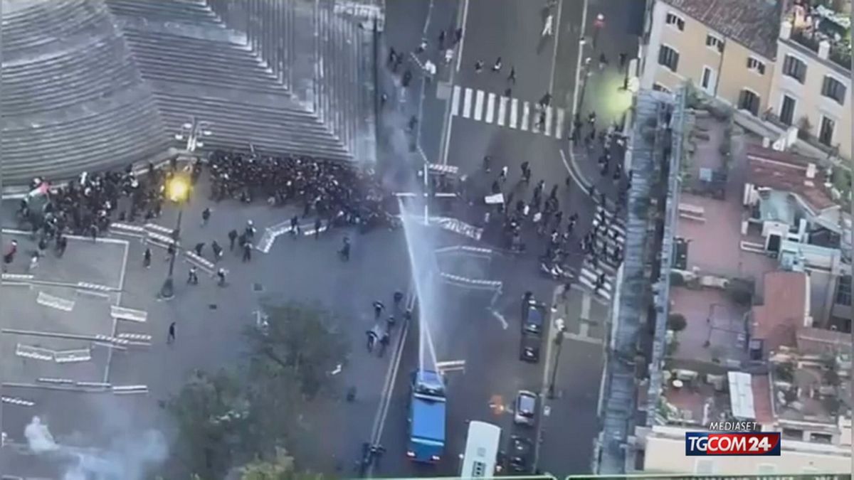 Corteo Pro Pal, idranti in azione