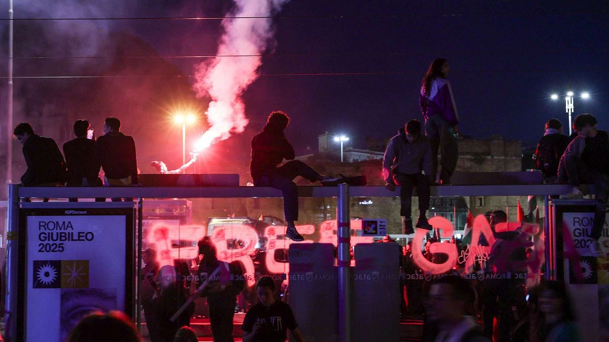 Corteo pro Pal a Roma: idranti in azione, lancio di bottiglie e petardi | Auto della polizia data alle fiamme | I manifestanti: "Siamo un milione"