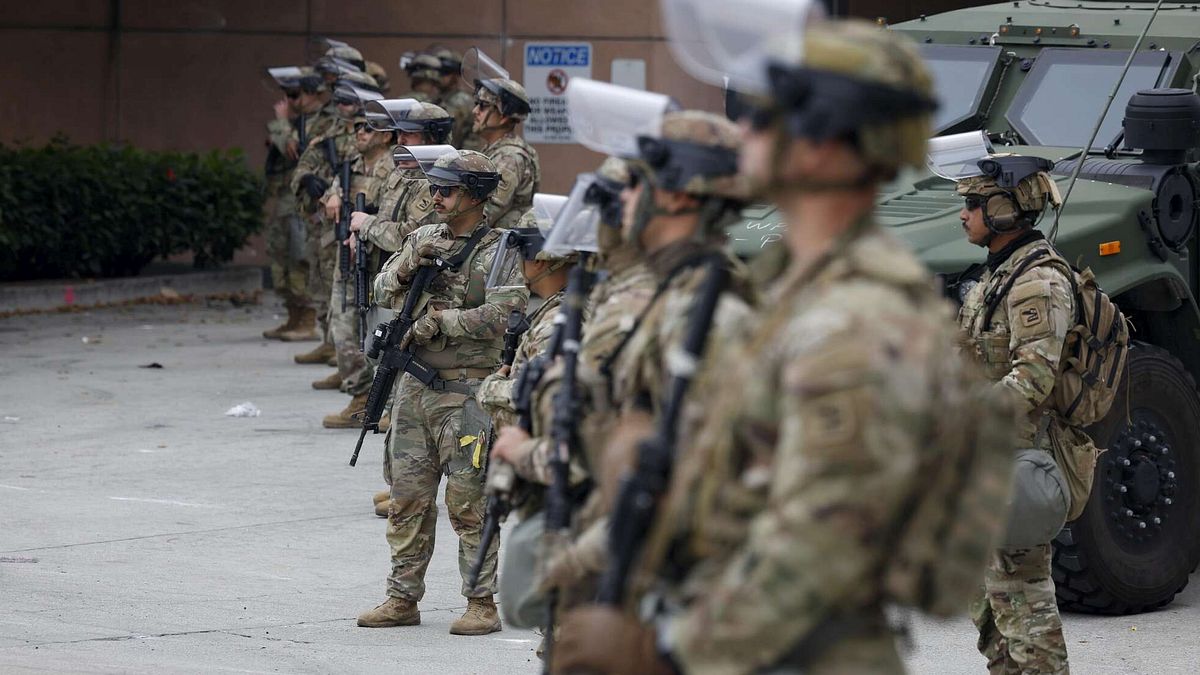 Trump invia 300 membri della Guardia nazionale a Chicago | Casa Bianca annuncia i primi licenziamenti per lo shutdown