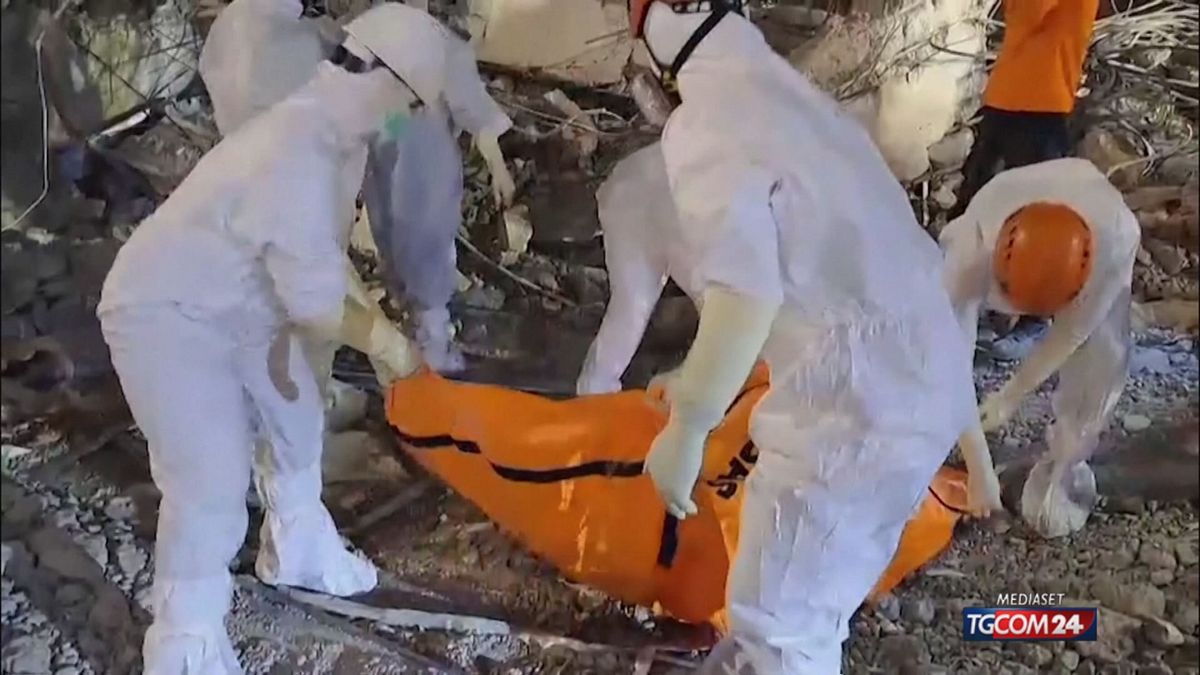 Indonesia, sale a 37 vittime il bilancio della scuola crollata