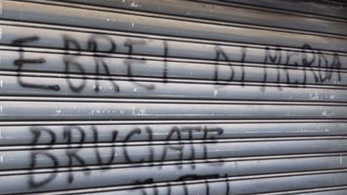 Roma, "Ebrei di m.... bruciate tutti": frase antisemita sulla serranda di un panificio kosher