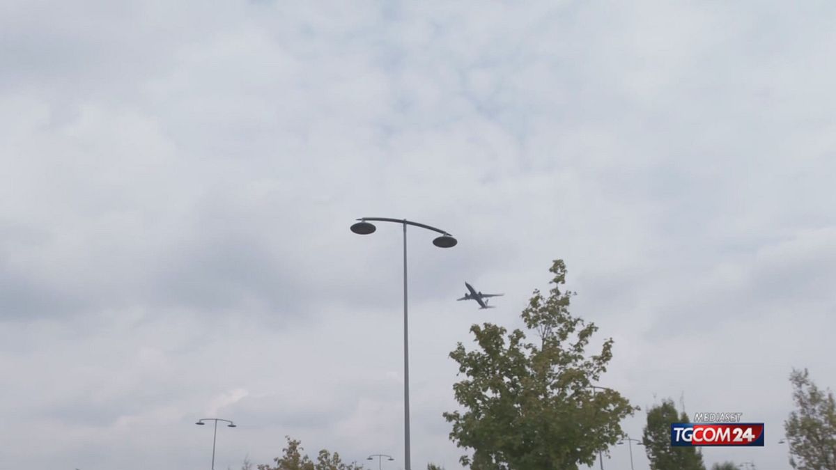 ai margini dell aeroporto di orio al serio auto abbandonato utilizzate come rifugio